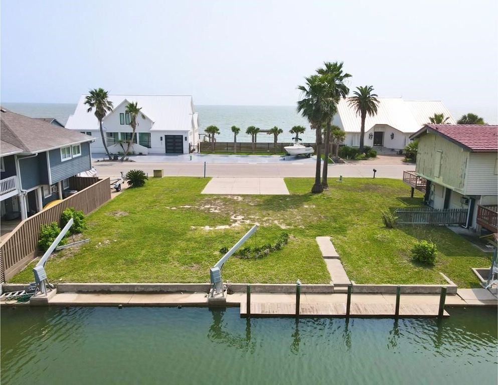 1837 Bay Shore Dr, Rockport, TX 78382 — exterior