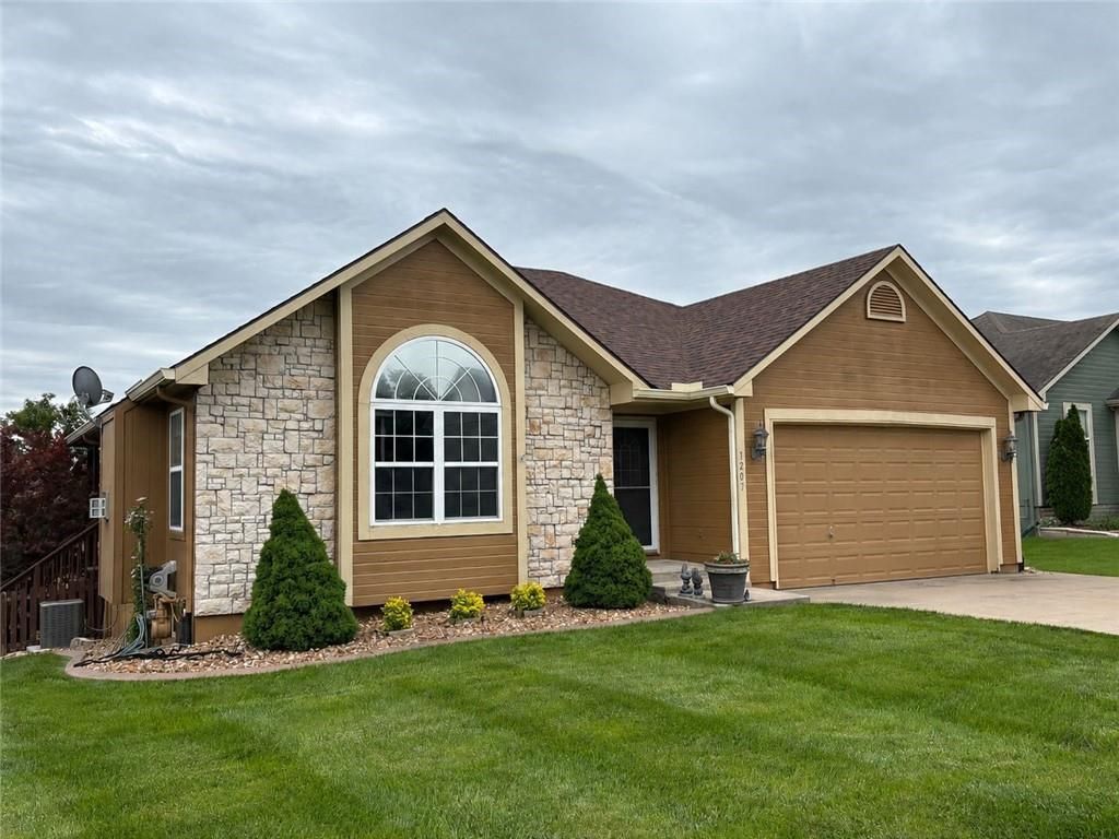 1207 NW Walnut Court, Grain Valley, MO 64029