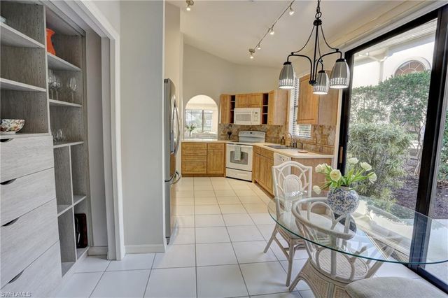 66 Water Oaks WAY # D66, Naples, FL 34105