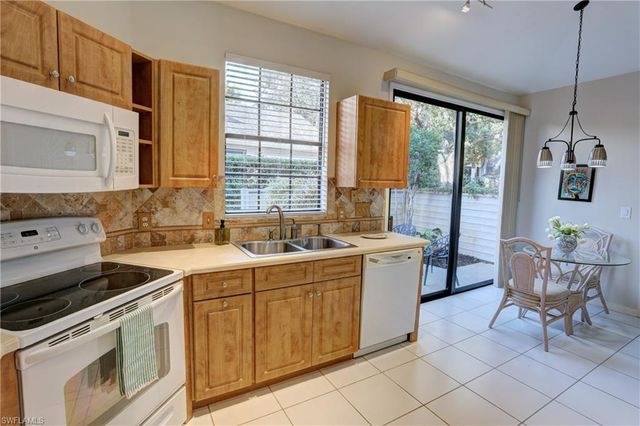 66 Water Oaks WAY # D66, Naples, FL 34105