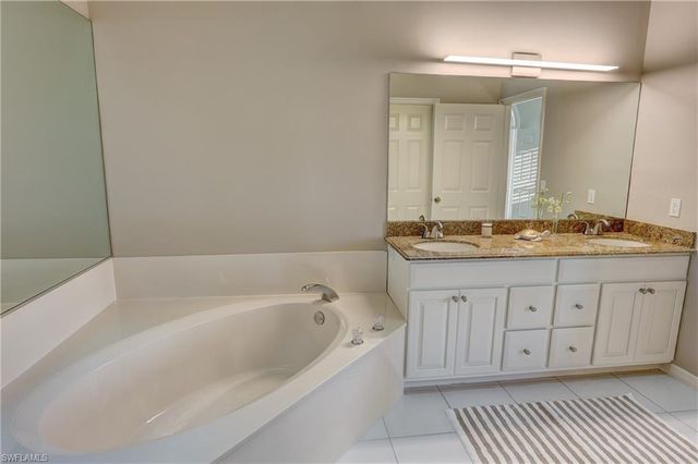 66 Water Oaks WAY # D66, Naples, FL 34105