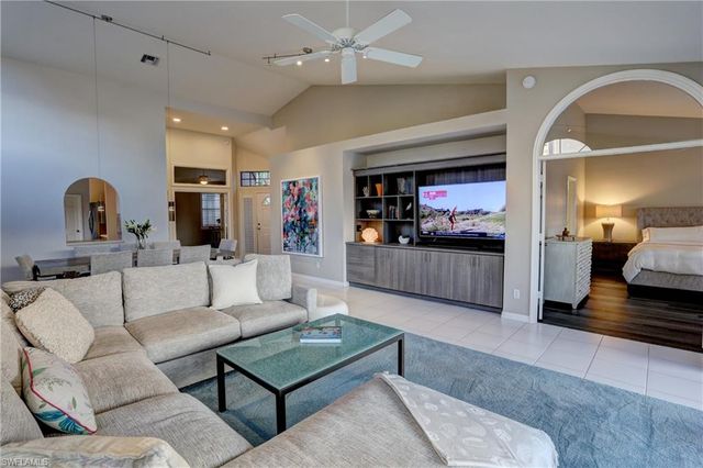 66 Water Oaks WAY # D66, Naples, FL 34105