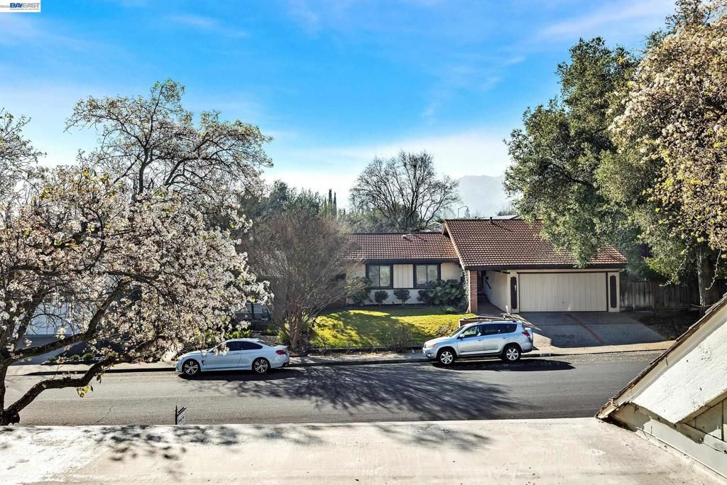 Image 27 of property listing at 7551 Maywood Dr, Pleasanton, CA 94588