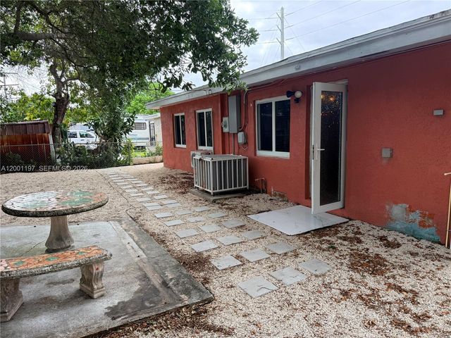 2021 Wilmington St B, Opa-locka, FL 33054