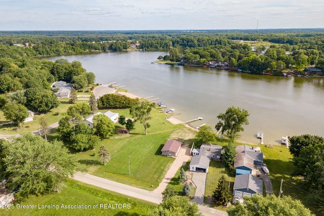 17 S Skyline Drive, Perrinton, MI 48871