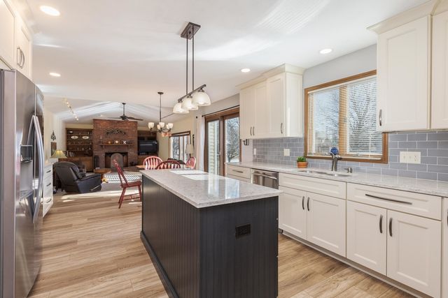 2813 Stonehurst Drive, Bloomington, IL 61704