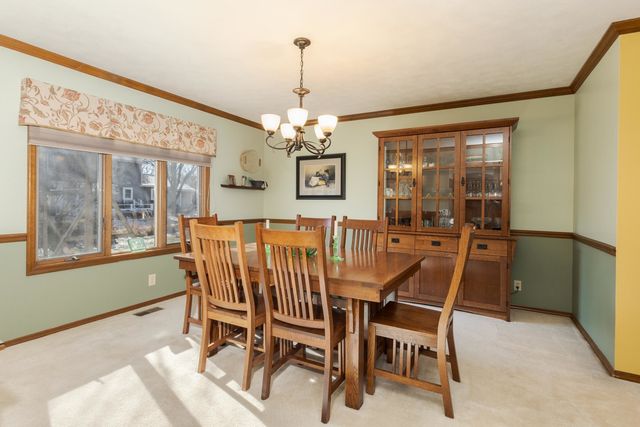 2813 Stonehurst Drive, Bloomington, IL 61704