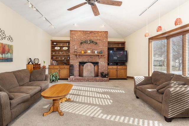 2813 Stonehurst Drive, Bloomington, IL 61704