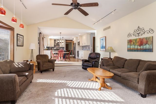 2813 Stonehurst Drive, Bloomington, IL 61704