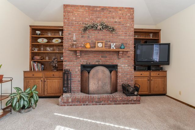 2813 Stonehurst Drive, Bloomington, IL 61704