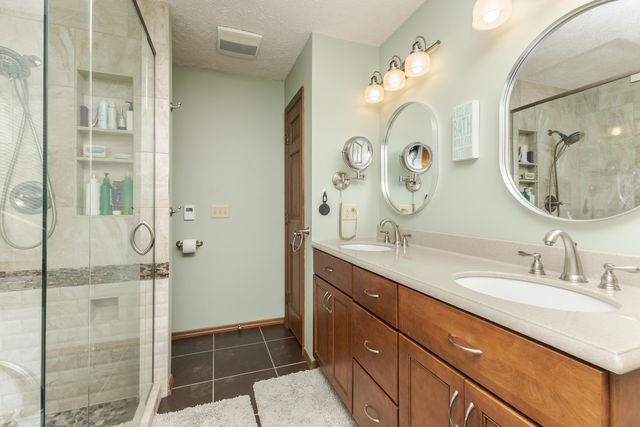 2813 Stonehurst Drive, Bloomington, IL 61704