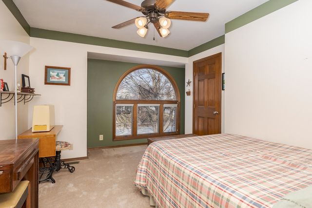 2813 Stonehurst Drive, Bloomington, IL 61704