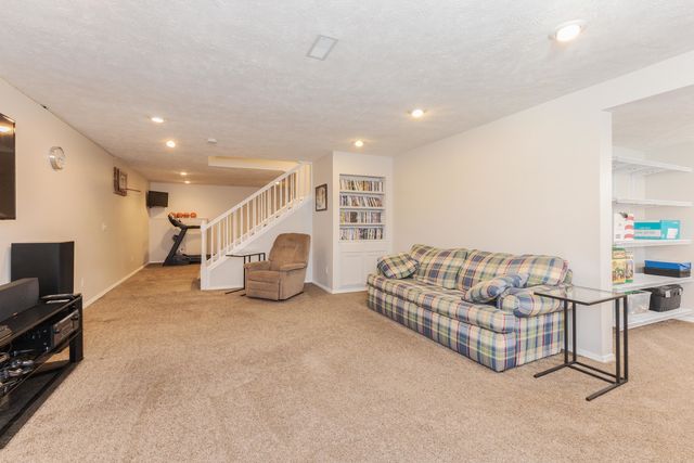 2813 Stonehurst Drive, Bloomington, IL 61704