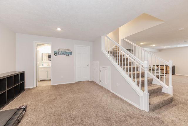 2813 Stonehurst Drive, Bloomington, IL 61704