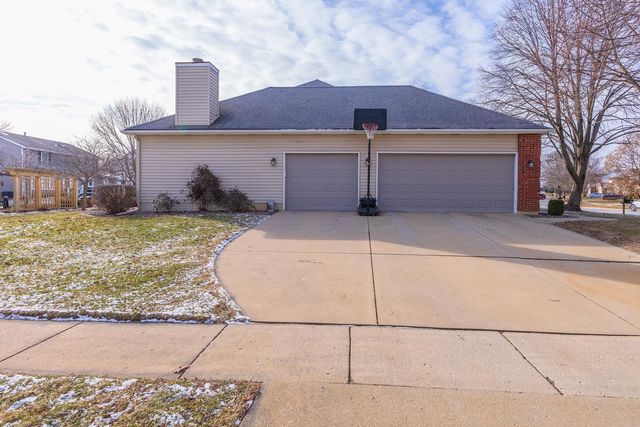 2813 Stonehurst Drive, Bloomington, IL 61704