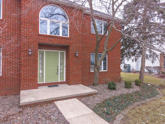 2813 Stonehurst Drive, Bloomington, IL 61704