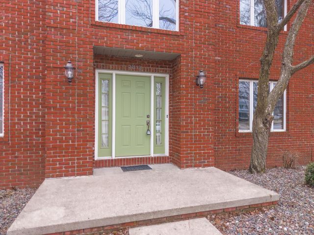 2813 Stonehurst Drive, Bloomington, IL 61704