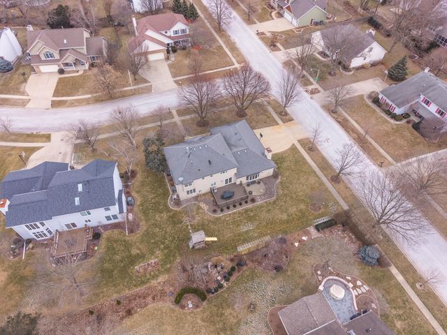 2813 Stonehurst Drive, Bloomington, IL 61704