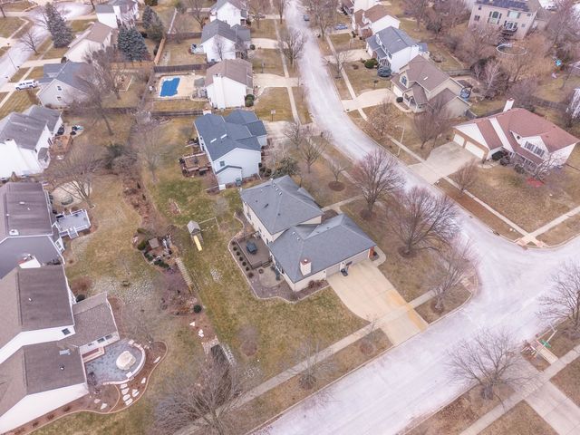 2813 Stonehurst Drive, Bloomington, IL 61704