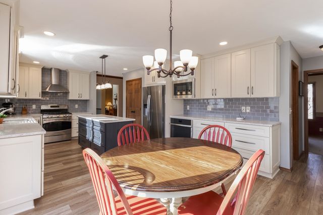 2813 Stonehurst Drive, Bloomington, IL 61704