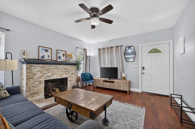 2310 32nd St, Sacramento, CA 95817