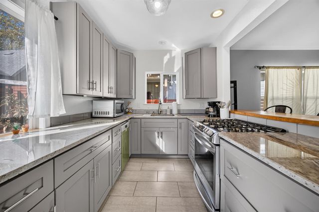 2310 32nd St, Sacramento, CA 95817