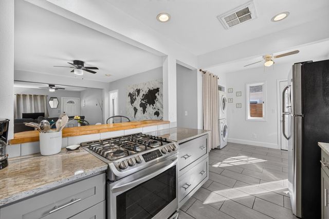 2310 32nd St, Sacramento, CA 95817