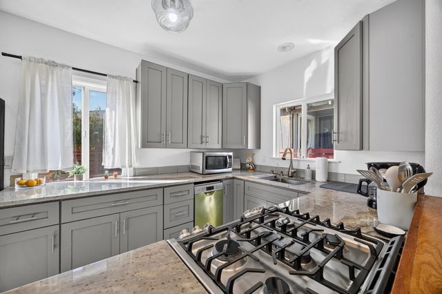2310 32nd St, Sacramento, CA 95817