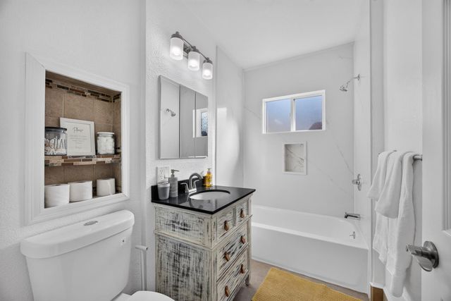 2310 32nd St, Sacramento, CA 95817