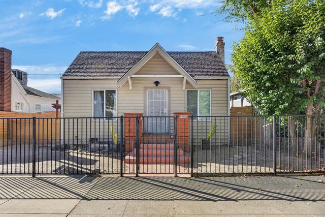 2310 32nd St, Sacramento, CA 95817