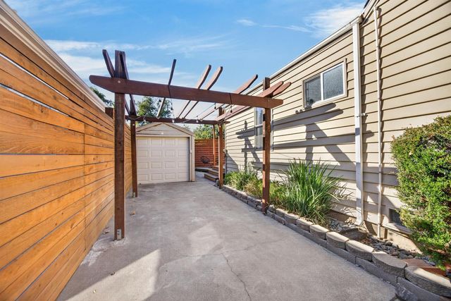 2310 32nd St, Sacramento, CA 95817