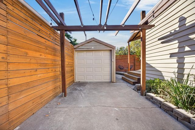 2310 32nd St, Sacramento, CA 95817