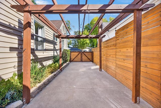 2310 32nd St, Sacramento, CA 95817