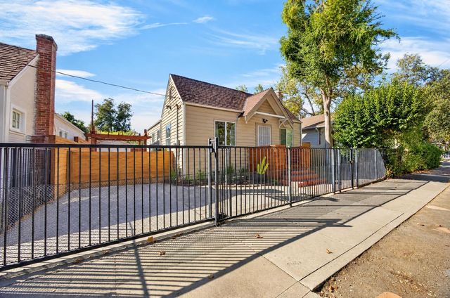 2310 32nd St, Sacramento, CA 95817