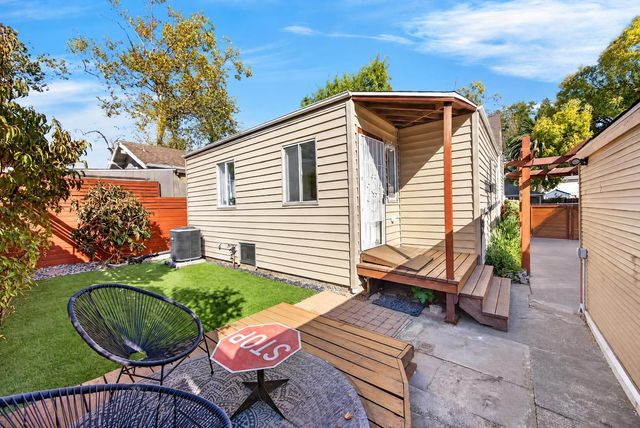 2310 32nd St, Sacramento, CA 95817