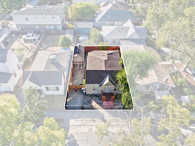 2310 32nd St, Sacramento, CA 95817