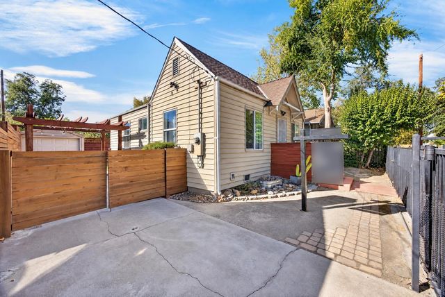 2310 32nd St, Sacramento, CA 95817