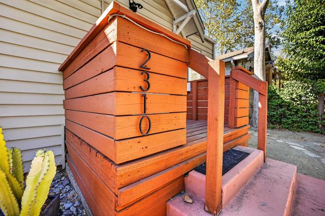 2310 32nd St, Sacramento, CA 95817