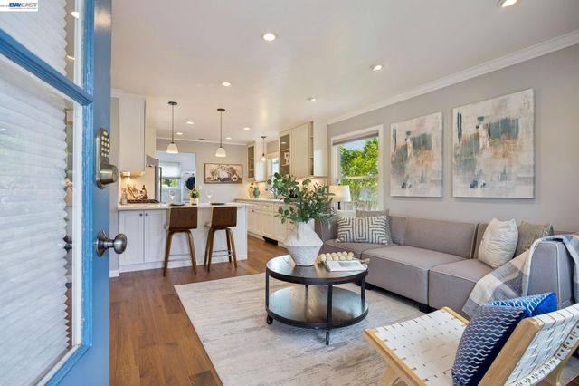 104 Cypress St, Alameda, CA 94501