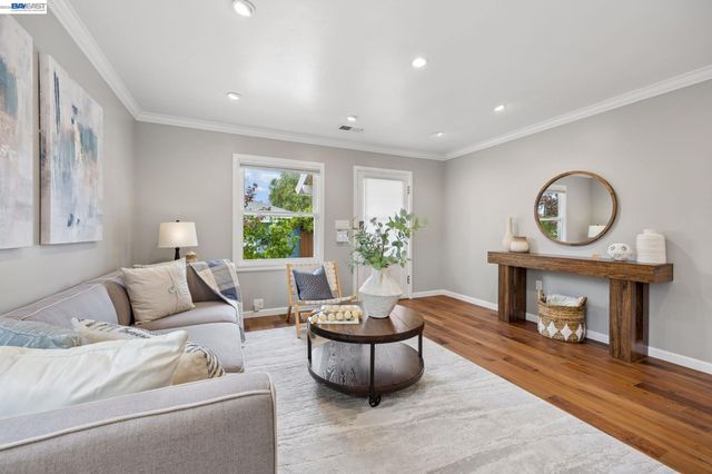 104 Cypress St, Alameda, CA 94501