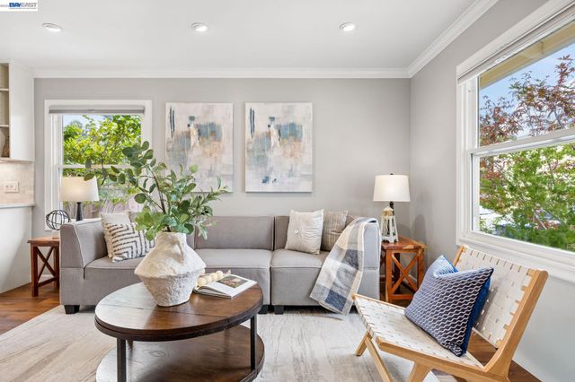 104 Cypress St, Alameda, CA 94501