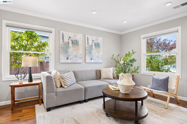 104 Cypress St, Alameda, CA 94501