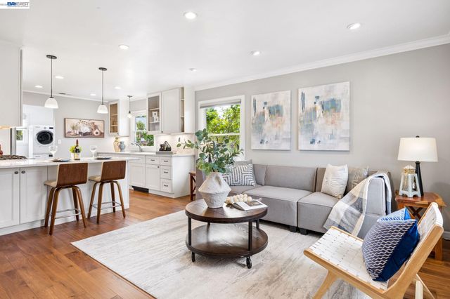 104 Cypress St, Alameda, CA 94501