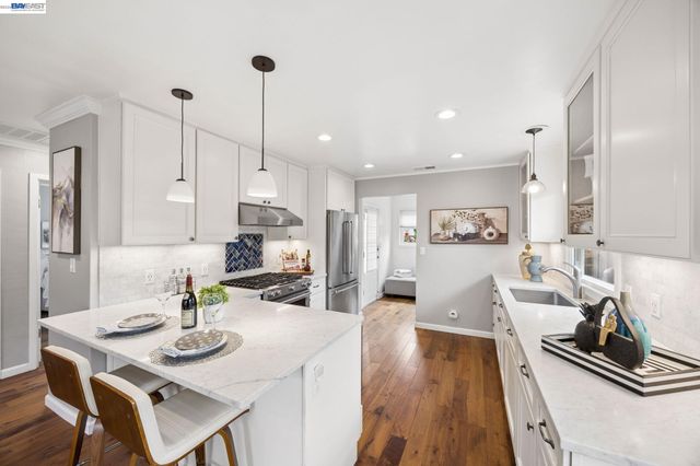 104 Cypress St, Alameda, CA 94501