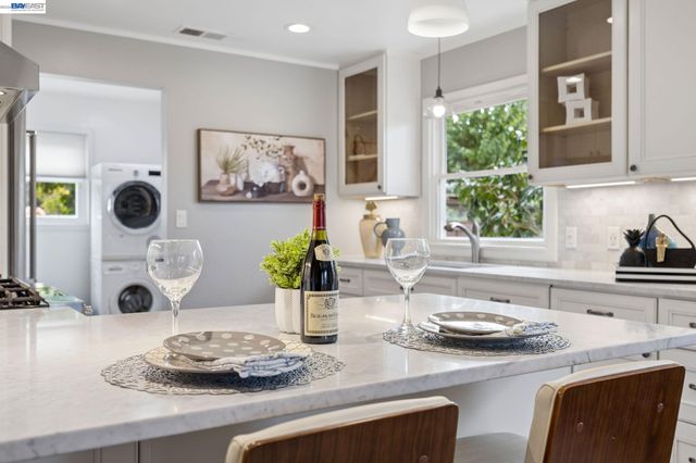 104 Cypress St, Alameda, CA 94501