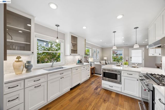 104 Cypress St, Alameda, CA 94501
