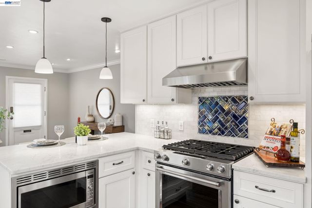 104 Cypress St, Alameda, CA 94501