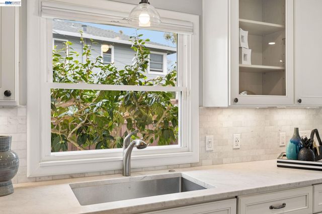 104 Cypress St, Alameda, CA 94501