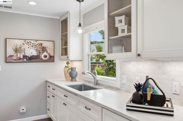 104 Cypress St, Alameda, CA 94501