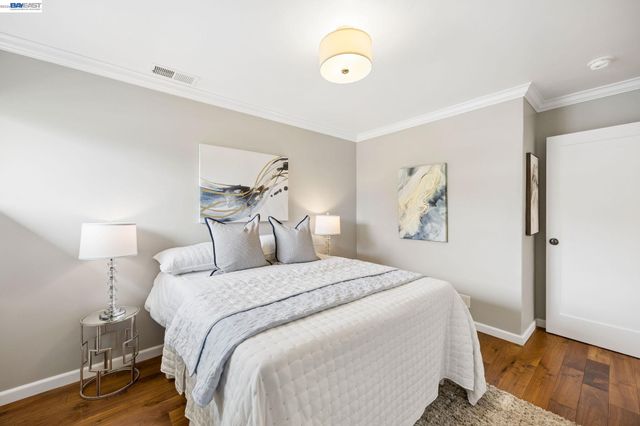 104 Cypress St, Alameda, CA 94501
